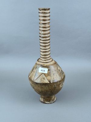 un vase sur lequel est collé un autocollant