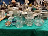 de nombreux vases en verre posés sur une table dans un magasin