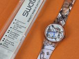 une montre sur laquelle figure l'image d'une femme, à côté d'un étui en plastique