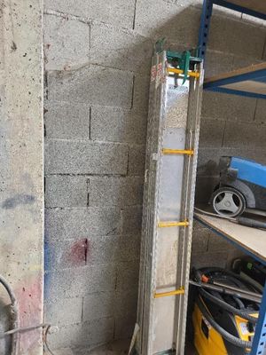 une photo d'une pièce où l'on voit de nombreux outils rangés sur des étagères
