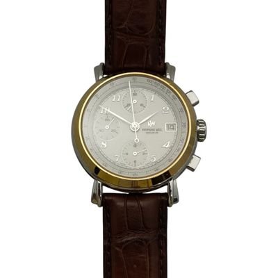 une image d'une montre en gros plan sur fond blanc