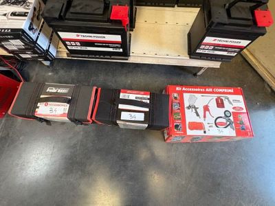 de nombreux types de piles exposés dans un magasin
