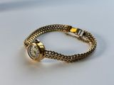 l'image d'une montre-bracelet en or entourée d'une chaîne
