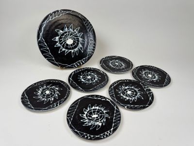 un ensemble d'assiettes noires et blanches posées sur une table