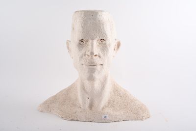 une sculpture blanche représentant un homme coiffé d'un chapeau