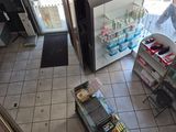 un homme qui se tient devant un réfrigérateur