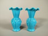deux vases bleus posés l'un à côté de l'autre sur une table