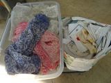 deux bacs en plastique remplis de différents types de vêtements