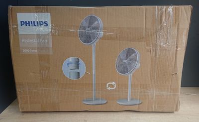 emballage d'une boîte sur laquelle est représenté un ventilateur, posée sur une table