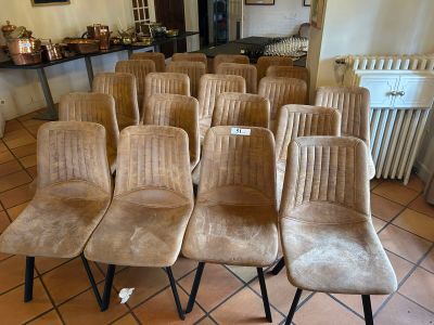 many chairs that are lined up in a room