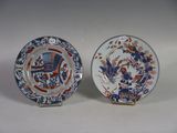 une paire d'assiettes bleues et blanches ornées de fleurs et d'oiseaux