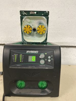 une machine posée sur une table