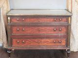 une commode ancienne surmontée d'un miroir