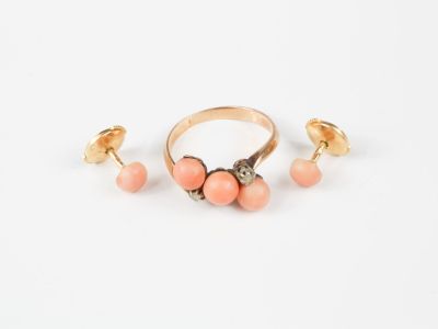 Ensemble comprenant - une bague barrée de 3 perles de corail…