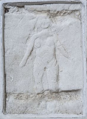 relief représentant une femme en maillot de bain sur un bloc de pierre