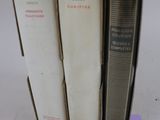 trois livres sont empilés sur une table