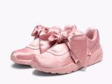 des nœuds sur le côté d'une paire de baskets roses