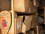 de nombreux cartons empilés les uns sur les autres dans un local de stockage