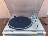 un tourne-disque posé sur une platine