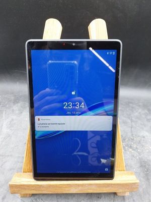 un gros plan d'un téléphone portable posé sur un support en bois