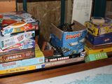 beaucoup de jouets et de jeux posés sur une table