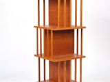 une grande étagère en bois comportant quatre tablettes