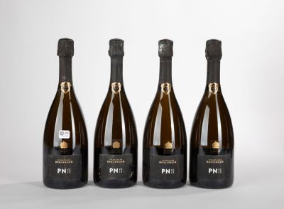 trois bouteilles de champagne sont posées côte à côte sur une table