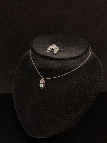 Chaine de cou, pendentif et paires de boucles d’oreilles en or bl...