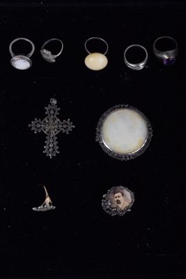 many different rings and rings that are in a display case