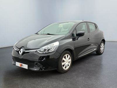 Une voiture noire est garée dans une pièce au sol noir.