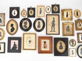 de nombreux types de silhouettes exposées sur le mur