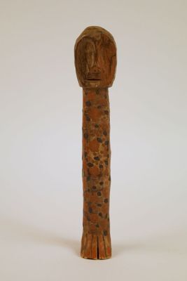 une figurine en bois représentant un homme coiffé d'un chapeau