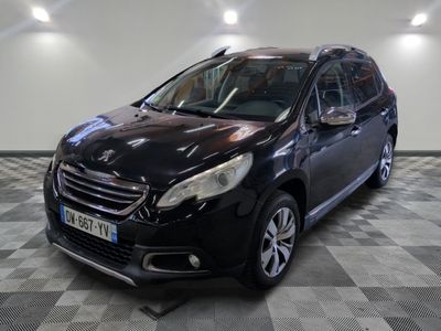 la petite voiture noire est garée dans une grande pièce