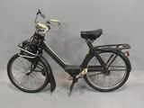 un vélo noir avec un panier à l'arrière