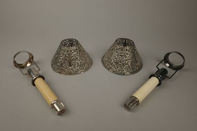 trois types différents de couverts sur une table