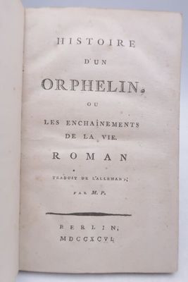 un livre ouvert avec un titre en noir et blanc