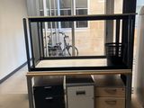 un bureau à deux tiroirs, avec un vélo en arrière-plan