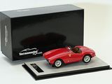 maquette rouge d'une voiture de sport Ferrari devant une boîte noire