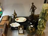 une table sur laquelle se trouvent de nombreux objets différents
