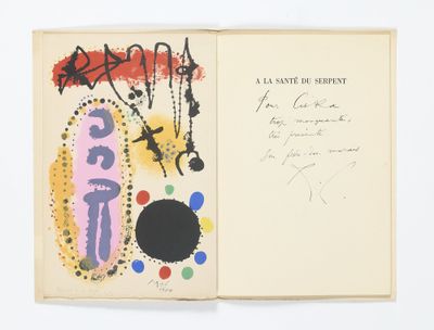 un livre ouvert sur lequel figurent l'image d'une horloge et un dessin