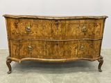 une commode en bois surmontée de tiroirs