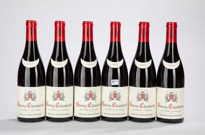 six bouteilles de vin rouge alignées sur une table