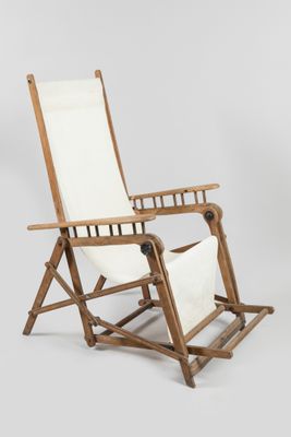 une image représentant une chaise en bois avec une assise en toile blanche
