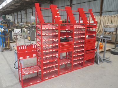 un grand présentoir rouge rempli d'articles