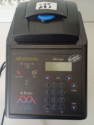 une machine posée sur une table