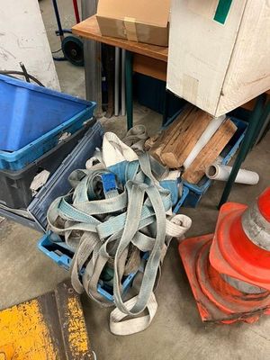 une pile d'objets hétéroclites posés sur le sol