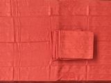 une boîte rouge posée sur une table