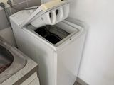 une machine à laver et un sèche-linge dans une petite cuisine