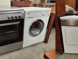 deux photos d'une cuisine avec une machine à laver et une cuisinière