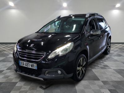la voiture noire est garée sur un sol en damier dans le garage